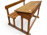 un bureau et une chaise en bois sur fond blanc