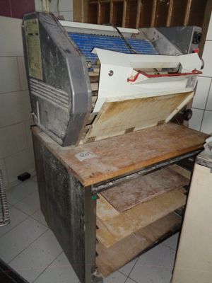 une machine qui se trouve dans le coin d'une pièce