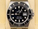 une montre Rolex dans un coffret sur fond vert