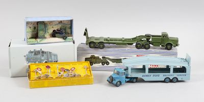 quatre camions miniatures et un bus miniature dans une boîte