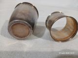 paire de ronds de serviette anciens en métal argenté, comportant des gravures