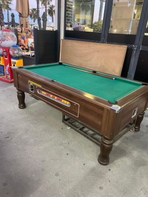 une image représentant une table de billard recouverte d'un drap vert