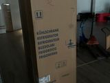 un grand carton posé par terre dans une pièce