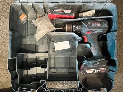 une trousse à outils dans un coffret en plastique posé sur le sol