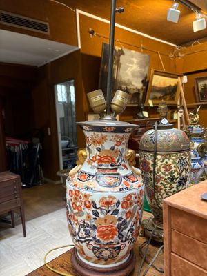 Japon, Imari, Pied de lampe à deux bras de lumière en porcel…