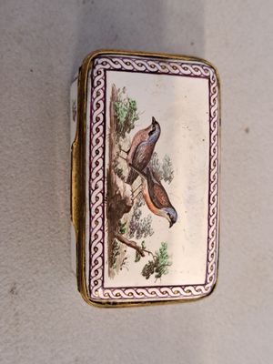 a small box with a picture of two birds on it