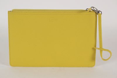 un sac à main jaune muni d'une fermeture éclair à l'intérieur