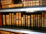 de nombreux livres qui se trouvent sur les étagères de la pièce