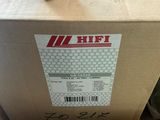 Quelqu'un tient une boîte sur laquelle est inscrit « hifi ».