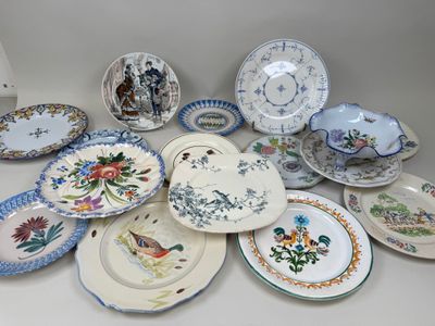 un grand nombre d'assiettes posées sur une table