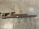une paire de skis et une autre paire de skis posées par terre