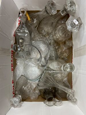 une boîte remplie de bouteilles vides et de verres vides