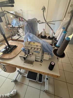 une machine à coudre posée sur une table dans une pièce