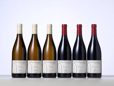 six bouteilles de vin alignées sur une table
