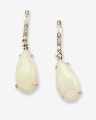 une paire de boucles d'oreilles en oplite et diamants