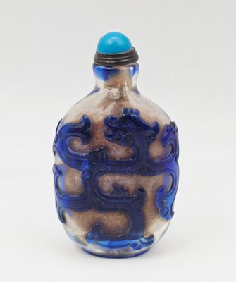 flacon à tabac en verre bleu et blanc, muni d'un bouchon bleu