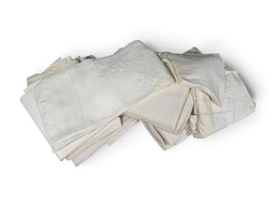 une pile de serviettes blanches pliées posée sur une surface blanche