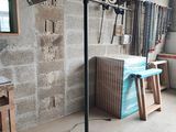 une pièce dans laquelle se trouvent une table et une lampe