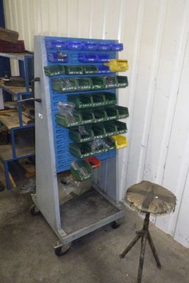 une photo montrant un rayonnage rempli de récipients en plastique dans un garage