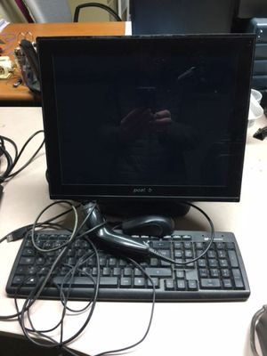 un ordinateur de bureau posé sur une table avec un clavier et une souris