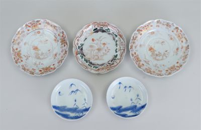 trois assiettes et deux bols décorés de motifs sur fond blanc