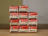 une pile de boîtes rouges posée sur une table