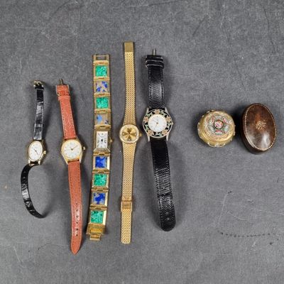Lot comprenant : 5 montres de dame et 2 piluliers en laiton …