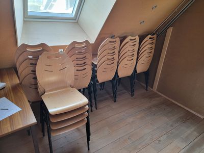 a lot of chairs that are sitting in a room