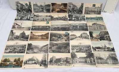 un grand nombre de cartes postales anciennes qui se trouvent sur la table