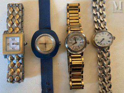 trois montres et un bracelet sont posés sur une surface blanche
