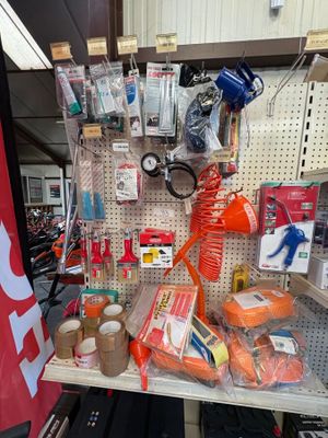 de nombreux articles en rayon dans le magasin, destinés à la vente