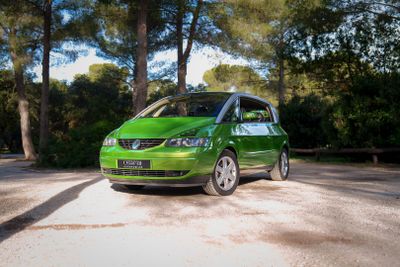 une voiture verte garée sur le parking