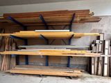 beaucoup de bois sur les étagères du garage