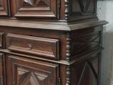 une armoire en bois qui se trouve dans une pièce