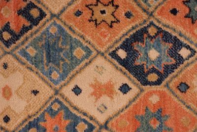un gros plan sur un tapis aux couleurs et motifs variés