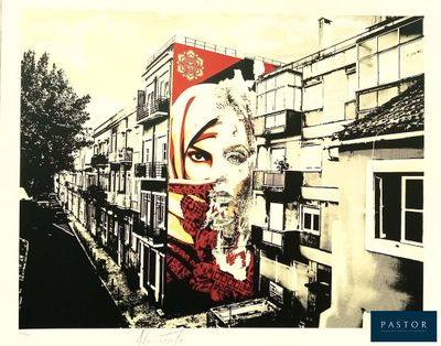 peinture représentant le visage d'une femme sur la façade d'un immeuble