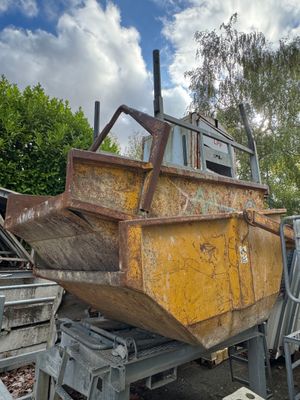 un bateau chargé à l'arrière d'un camion