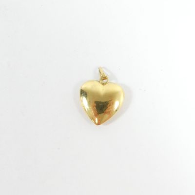 une image représentant un pendentif doré en forme de cœur sur fond blanc