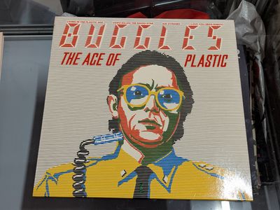 la photo d'une photo représentant un homme portant des lunettes