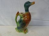 un canard en céramique posé sur une table
