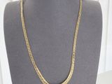 un collier à chaîne en or sur un mannequin mannequin mannequin mannequin mannequin mannequin mannequin mannequin mannequin mannequin