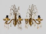 une paire d'appliques en laiton et cristal sur fond blanc