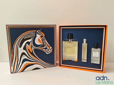 une boîte orange et noire contenant deux flacons de parfum et une boîte orange et noire contenant deux flacons de parfum