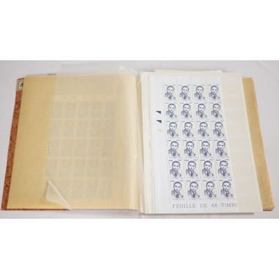 un livre ouvert avec des timbres sur une table