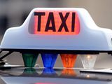 un panneau « taxi » placé sur le toit d'une voiture