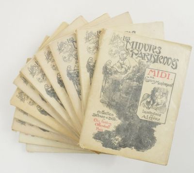 plusieurs vieux livres sont empilés sur une surface blanche