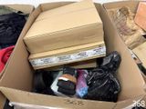 une boîte en carton remplie de vêtements et d'autres objets