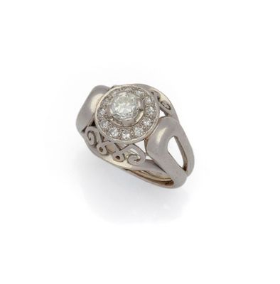 une bague en diamant et plaquée platine, signée Van Cleef