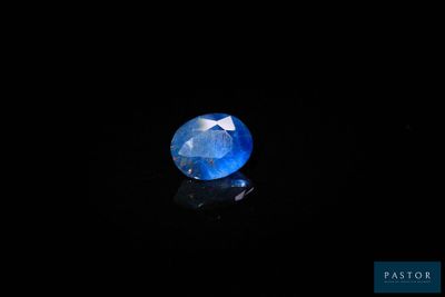 un saphir bleu sur fond noir