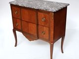 une commode à dessus de marbre sur fond blanc